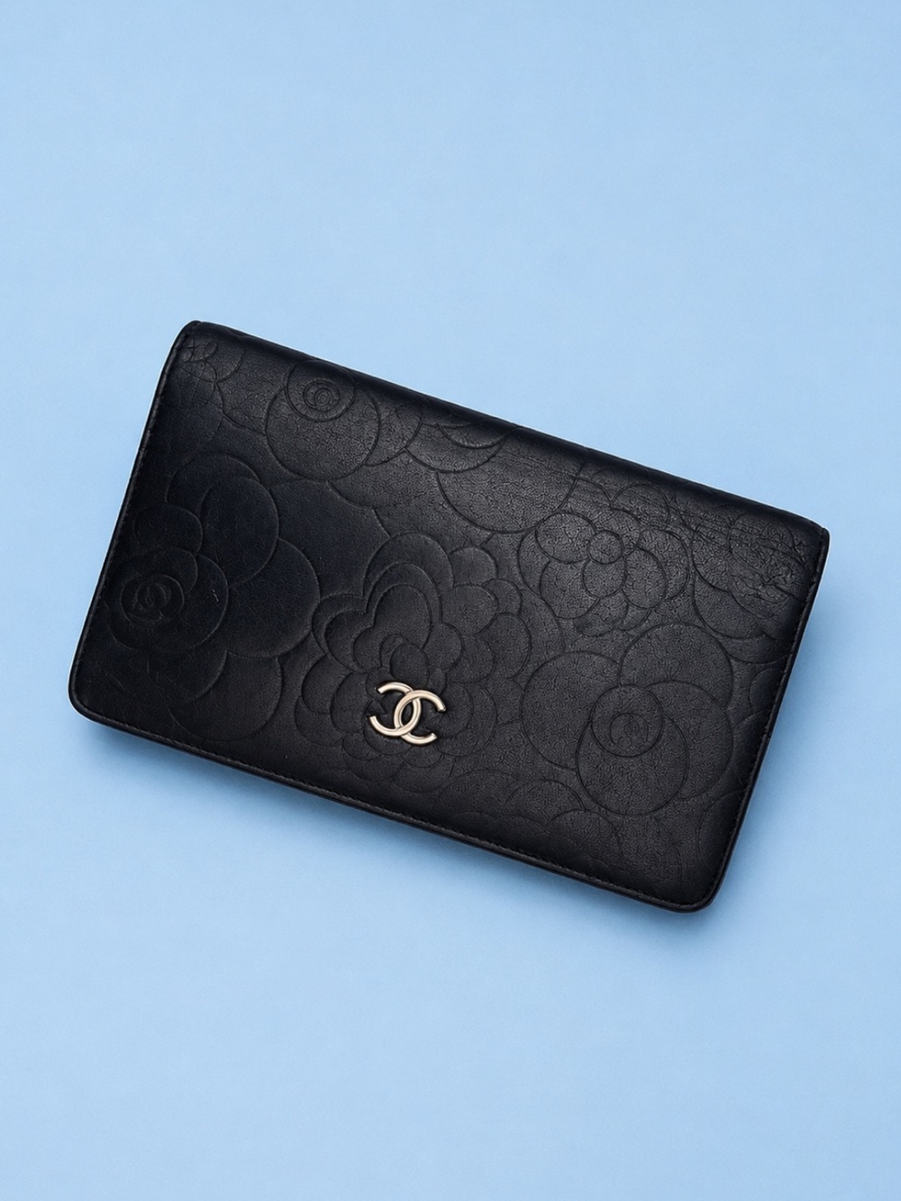 🔥CHANEL Camellia embossed lambskin Yen Wallet